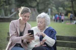 Mutter und Tochter mit Blick aufs Handy