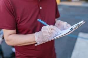 Person mit Checkliste in der Hand.